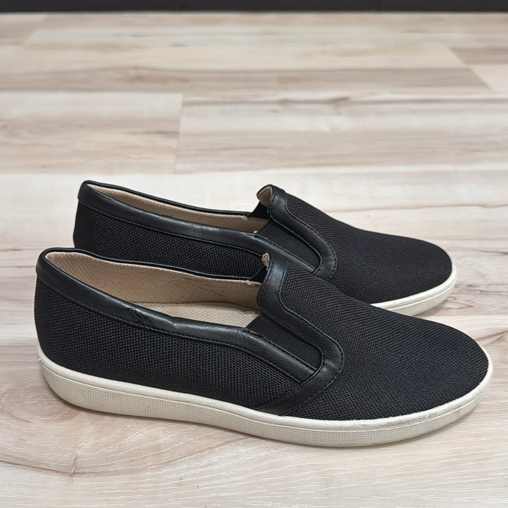 Trotters Alright Slip On Sneakers Black Narrow Comfort Walking Shoes 7.5 - Picture 3 of 9